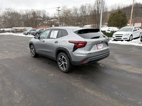 Used 2025 Chevrolet Trax RS w/ Sunroof Package image 6