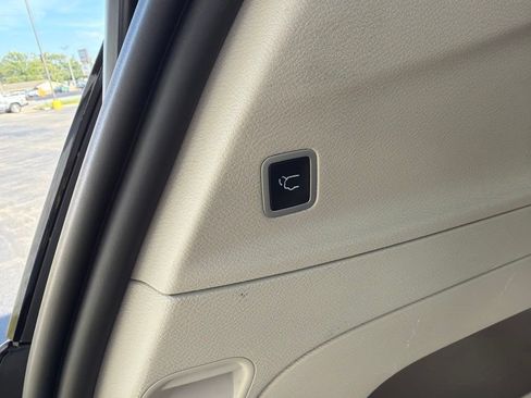 Used 2023 Chrysler Pacifica Touring-L FWD image 16