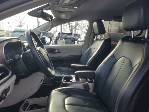 Used 2019 Chrysler Pacifica Touring-L image 5