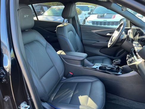 Used 2025 Buick Envista Sport Touring image 35