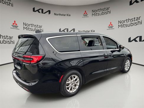 Used 2024 Chrysler Pacifica Touring-L FWD image 6