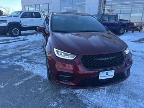 Used 2022 Chrysler Pacifica Touring-L w/ S Appearance Package image 4