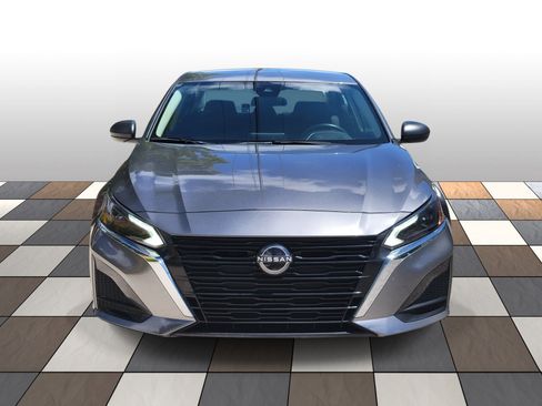 Used 2024 Nissan Altima 2.5 SV FWD image 2