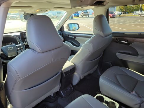 Used 2021 Toyota Highlander Limited image 13