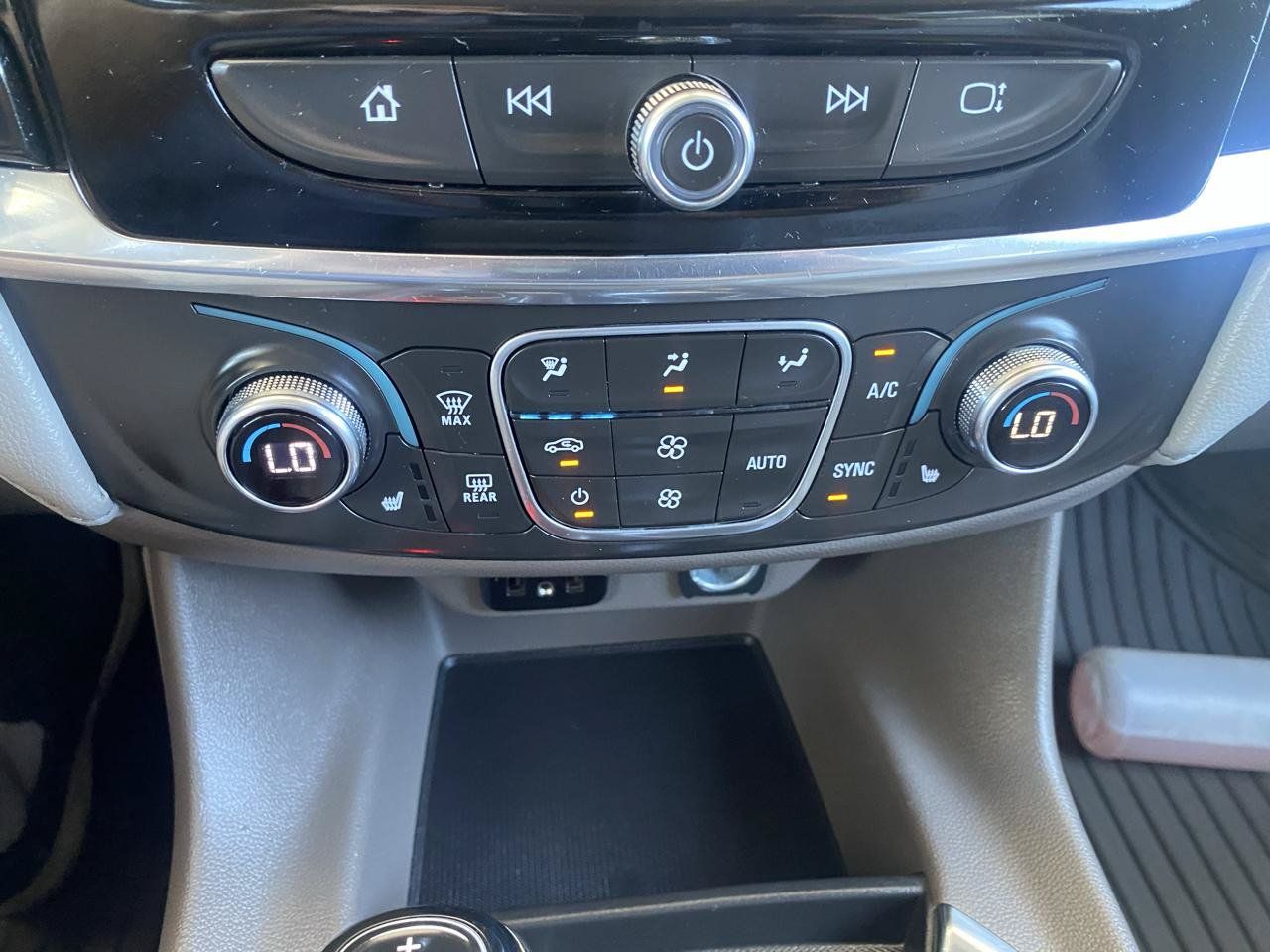 Used 2020 Chevrolet Traverse LT AWD/4WD image 17
