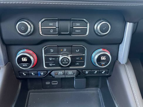 Used 2024 GMC Yukon SLT w/ SLT Premium Package AWD/4WD image 25