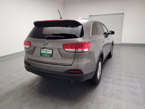 Used 2017 Kia Sorento FWD image 7