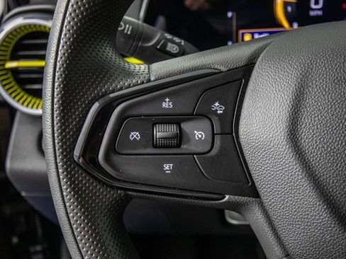 Used 2025 Chevrolet Trax LT FWD image 19