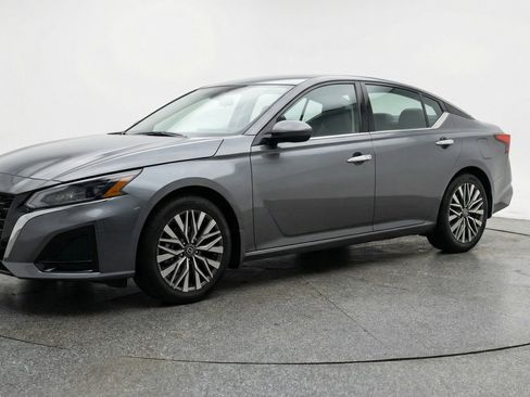Used 2025 Nissan Altima 2.5 SV FWD image 3