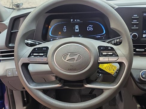 Used 2025 Hyundai Elantra SE image 17