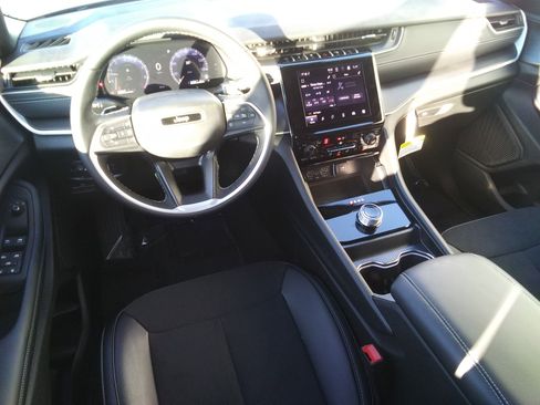 New 2025 Jeep Grand Cherokee Altitude AWD/4WD image 13