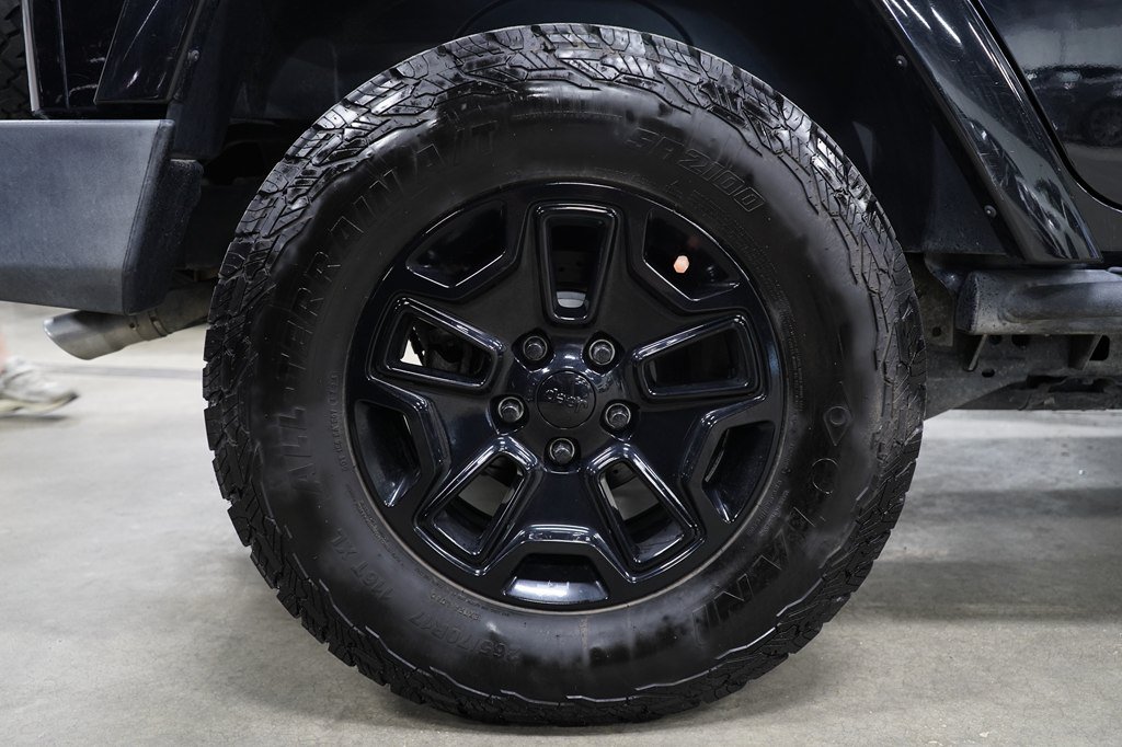 Used 2015 Jeep Wrangler Unlimited Sahara w/ Dual Top Group AWD/4WD image 34