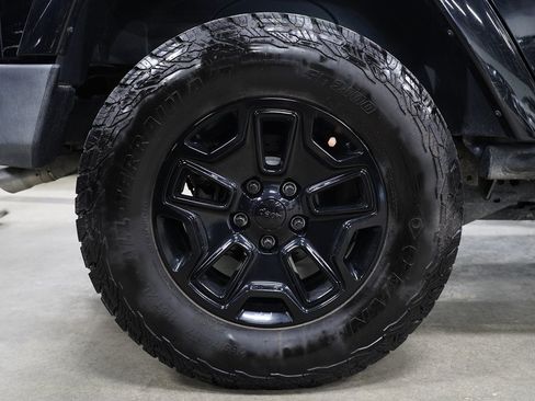 Used 2015 Jeep Wrangler Unlimited Sahara w/ Dual Top Group AWD/4WD image 34