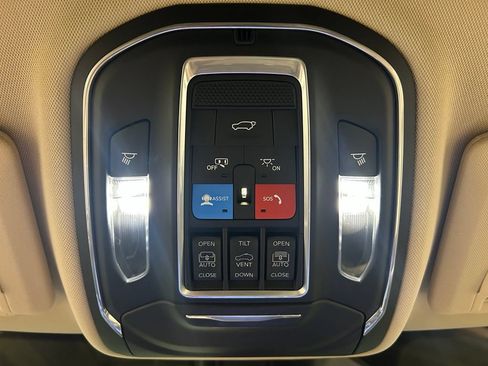 Used 2022 Jeep Grand Cherokee Limited AWD/4WD image 25
