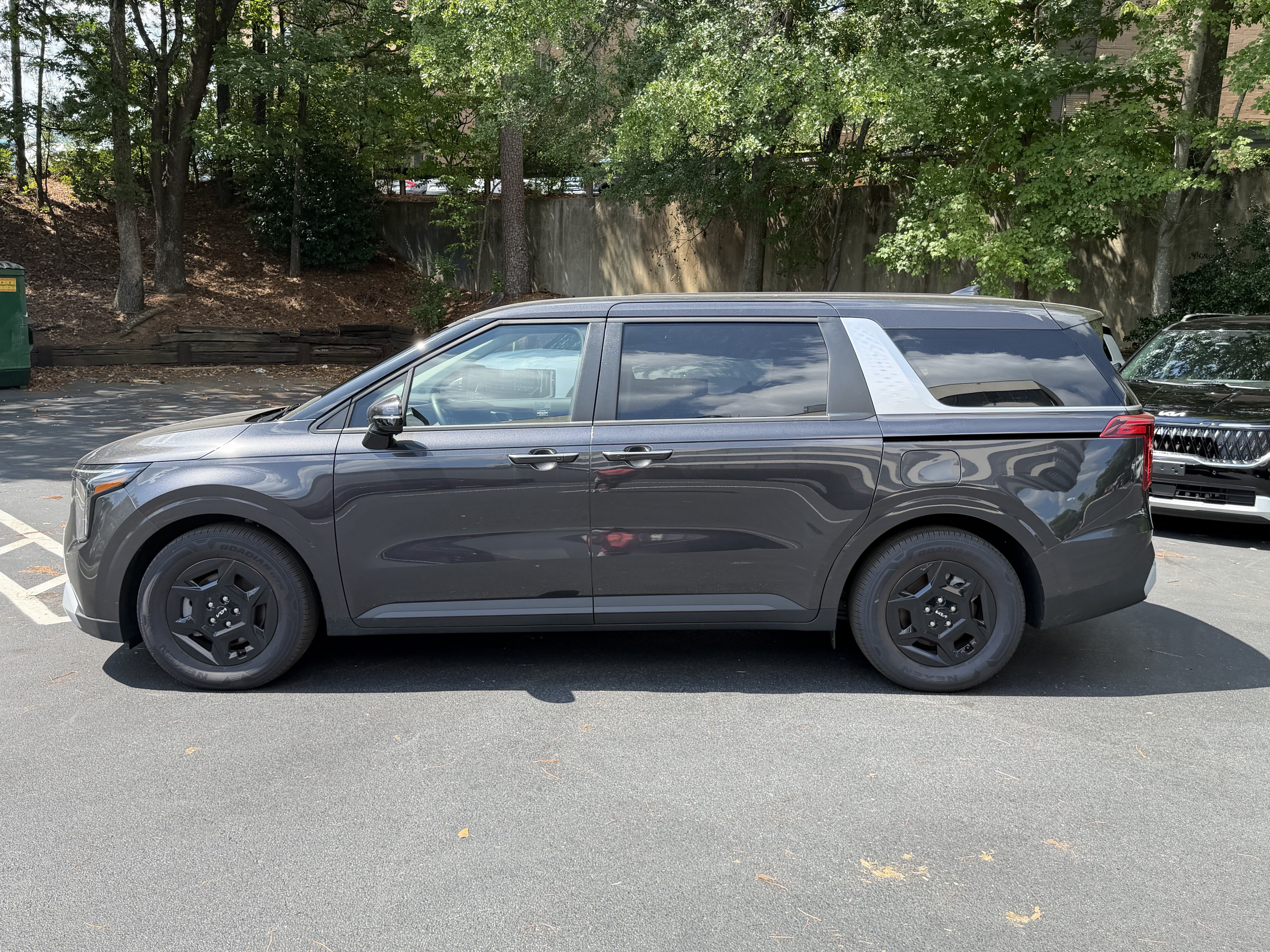 Certified 2026 Kia Carnival FWD image 4