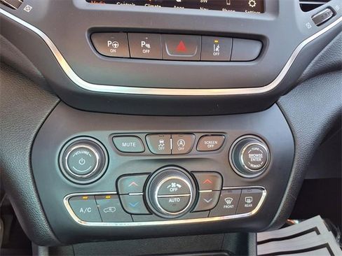 Used 2023 Jeep Cherokee Altitude Lux image 64