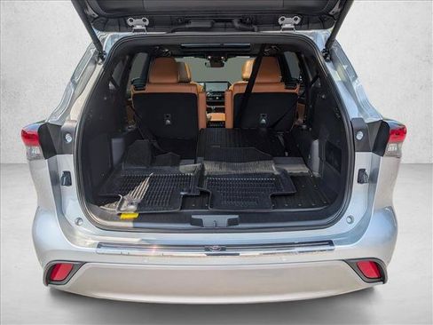 Used 2025 Toyota Highlander Platinum AWD/4WD image 6
