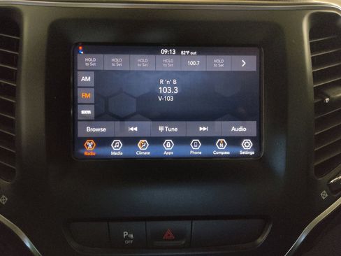 Used 2019 Jeep Cherokee Latitude Plus w/ Trailer Tow Group AWD/4WD image 25