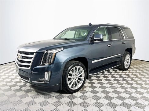 Used 2019 Cadillac Escalade Luxury image 3