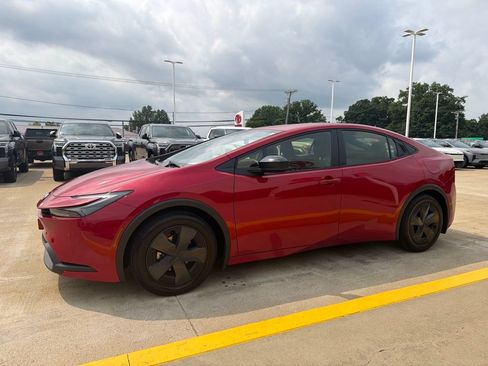 Used 2024 Toyota Prius LE FWD image 3