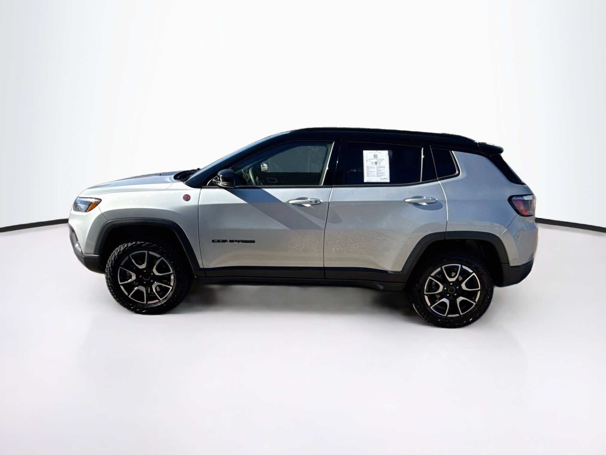 Used 2025 Jeep Compass Trailhawk AWD/4WD image 4