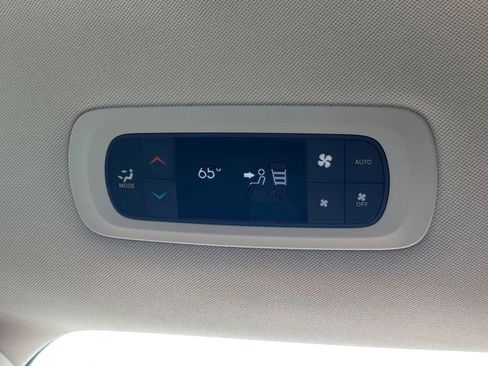 Used 2023 Chrysler Pacifica Touring-L FWD image 24