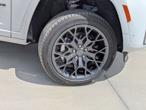 New 2026 Jeep Grand Cherokee L Summit AWD/4WD image 9