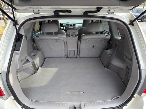 Used 2012 Toyota Highlander SE w/ Tow Pkg image 9