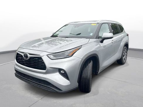 Used 2023 Toyota Highlander XLE FWD image 2