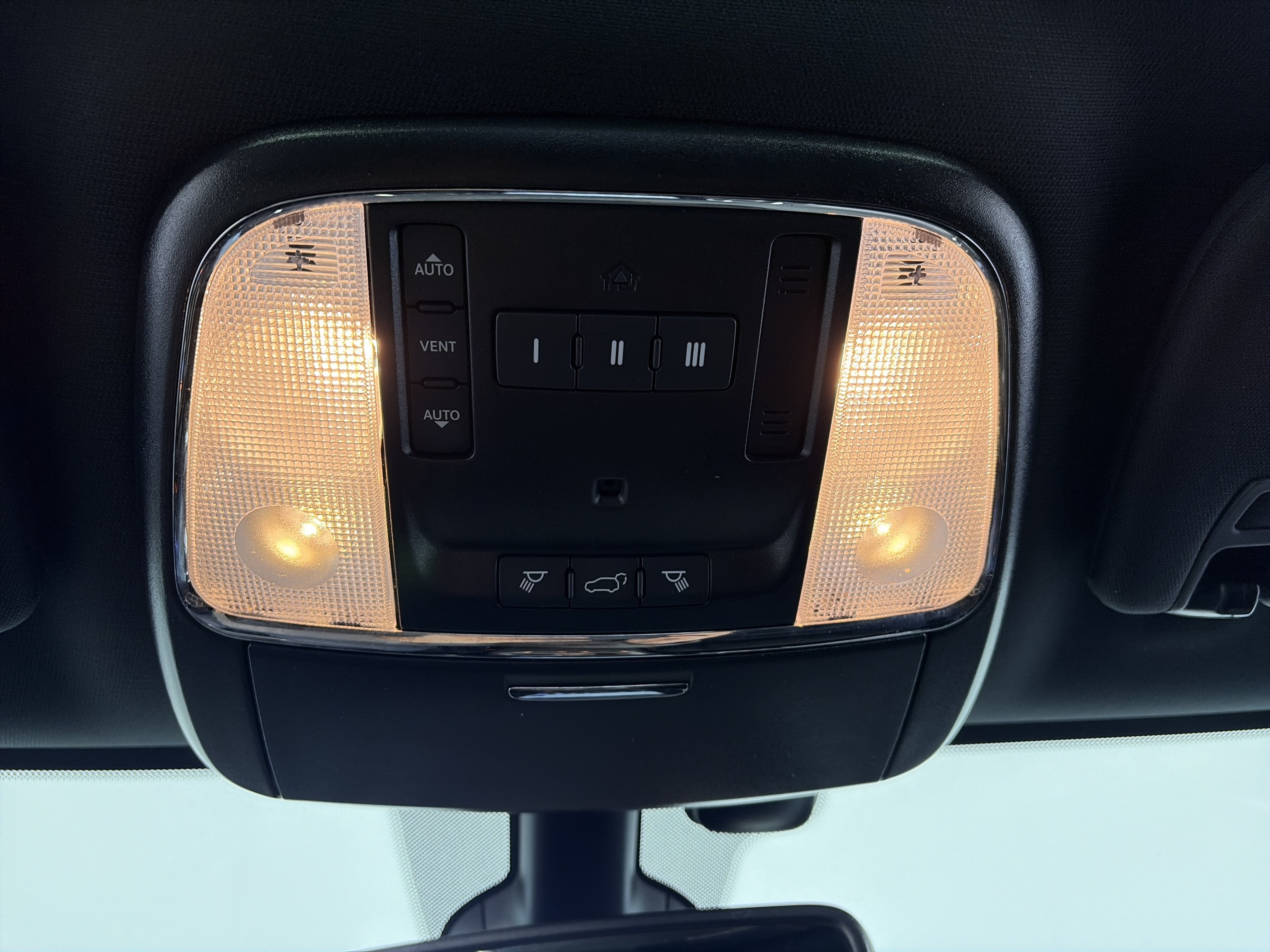 Used 2020 Jeep Grand Cherokee Limited AWD/4WD image 32