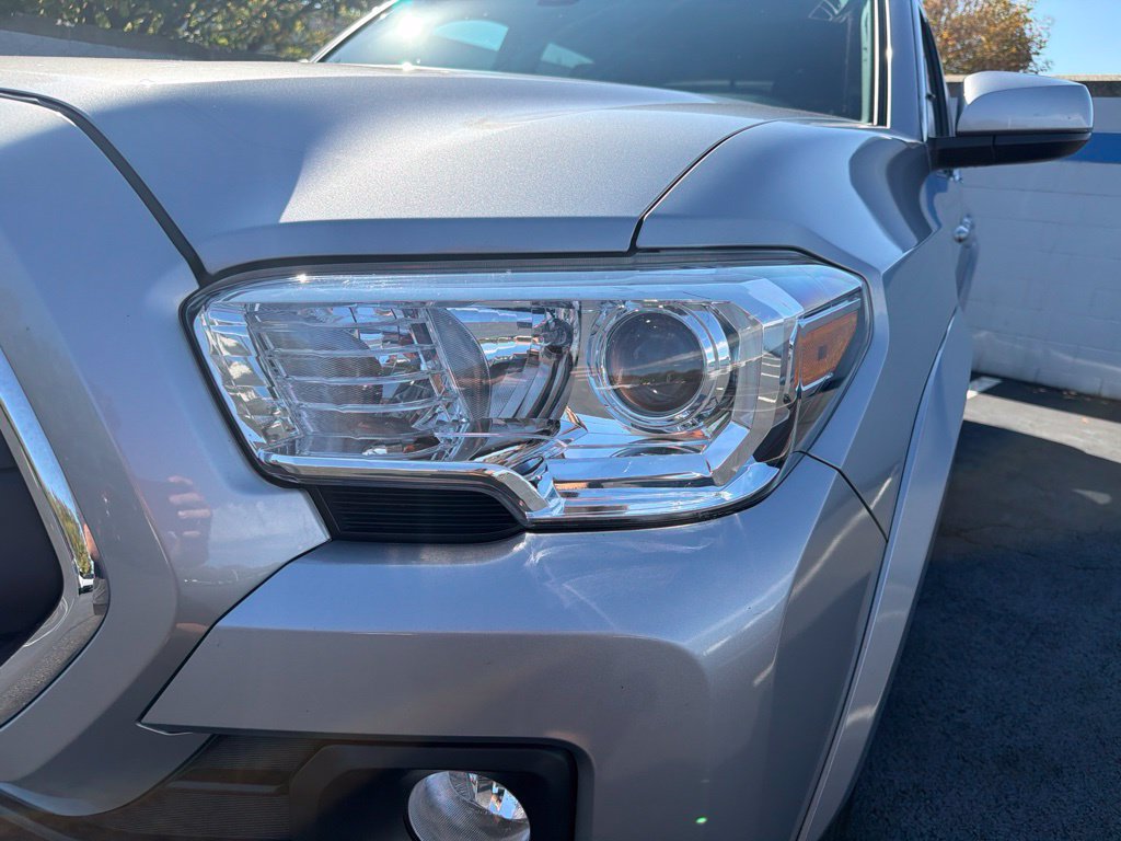 Used 2021 Toyota Tacoma SR5 AWD/4WD image 9