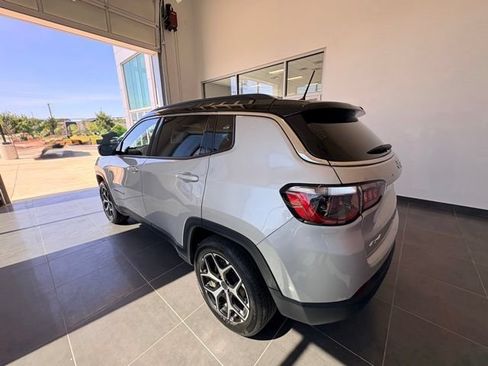 Used 2025 Jeep Compass Limited AWD/4WD image 3