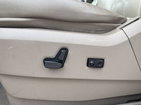 Used 2015 Chrysler Town & Country Touring FWD image 12