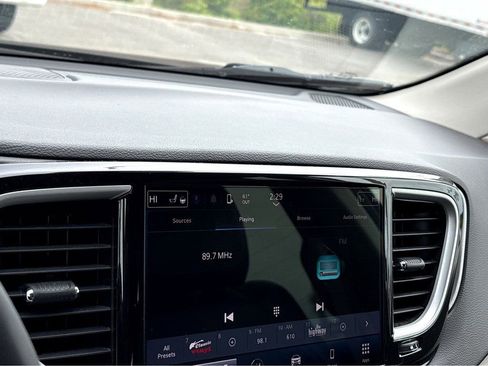 Used 2023 Chrysler Pacifica Touring-L FWD image 11