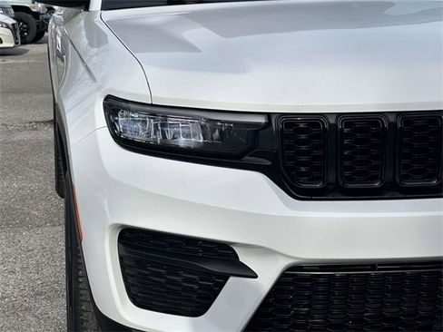 Certified 2023 Jeep Grand Cherokee Altitude image 9