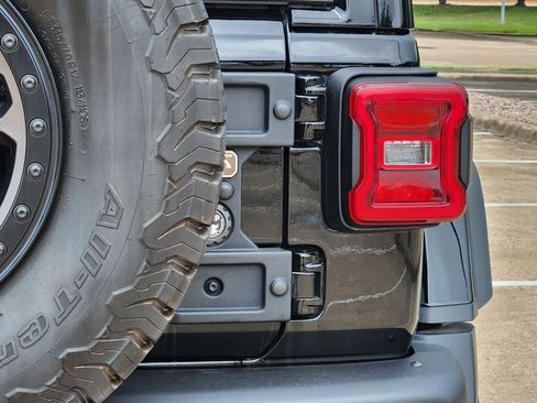 Used 2022 Jeep Wrangler Unlimited Rubicon w/ Xtreme Recon 35" Tire Package AWD/4WD image 16