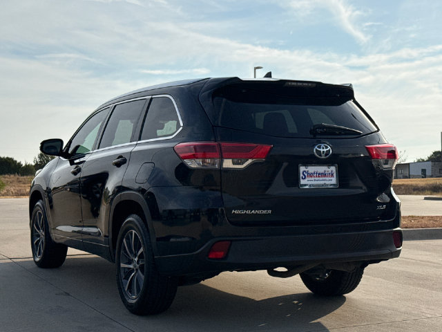 Used 2017 Toyota Highlander XLE FWD image 6