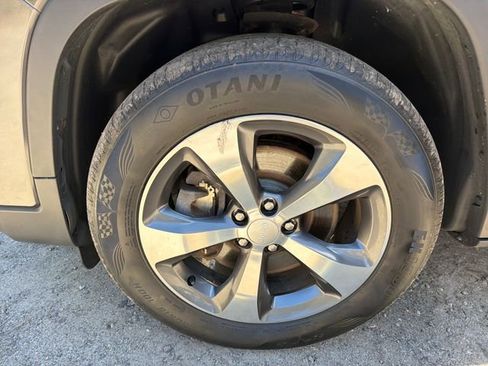 Used 2019 Jeep Cherokee Limited w/ Technology Group AWD/4WD image 30