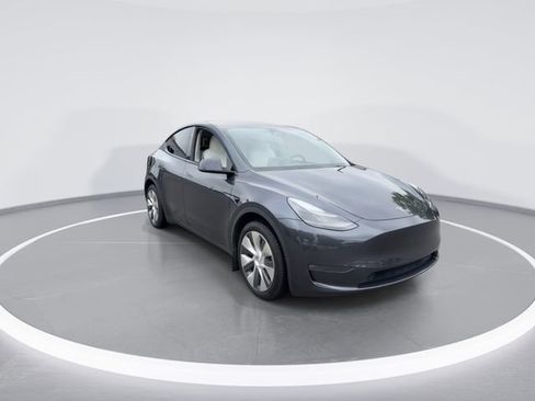 Used 2024 Tesla Model Y Long Range AWD/4WD image 2
