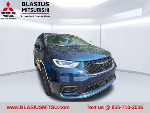 Used 2023 Chrysler Pacifica Limited w/ S Appearance Package FWD image 5