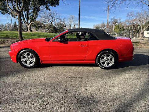 Used 2013 Ford Mustang Convertible image 4