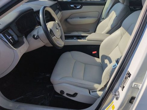 Used 2021 Volvo XC60 T5 Momentum w/ Premium Package FWD image 14