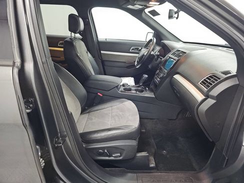 Used 2017 Ford Explorer XLT w/ XLT Technology Feature Bundle image 12