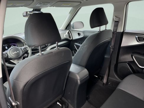 Used 2025 Kia Soul LX w/ LX Technology Package FWD image 24