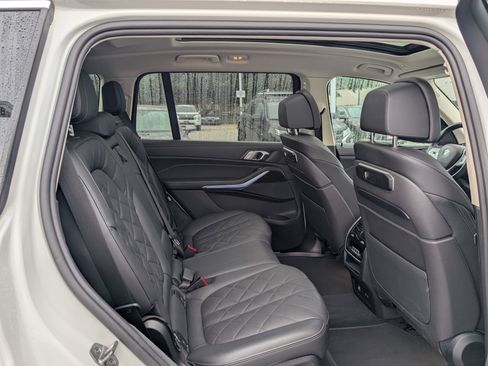Used 2024 BMW X7 xDrive40i image 11