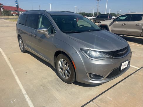 Used 2017 Chrysler Pacifica Limited w/ Advanced Safetytec Group FWD image 10