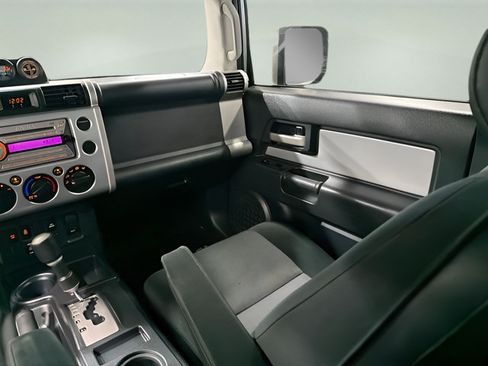 Used 2008 Toyota FJ Cruiser 2WD w/ Upgrade Pkg 2 image 24