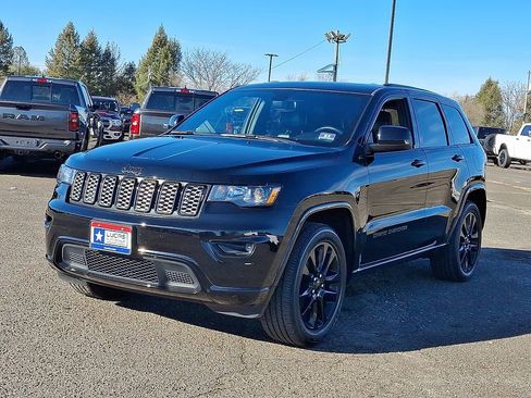Used 2019 Jeep Grand Cherokee Altitude image 5