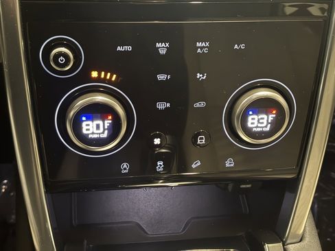 Used 2020 Land Rover Discovery Sport SE image 10