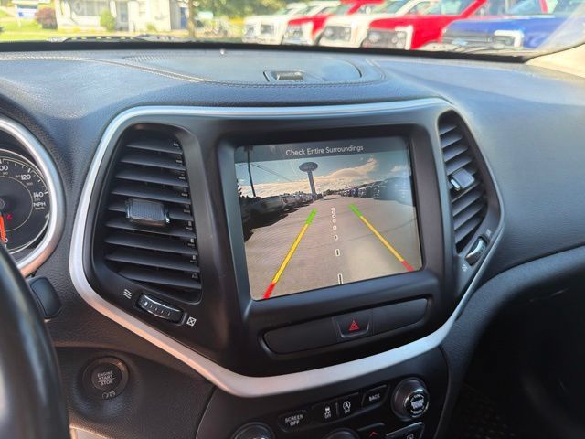Used 2018 Jeep Cherokee Latitude Plus w/ Cold Weather Group AWD/4WD image 54